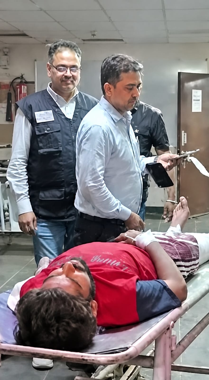 कुरुक्षेत्र में STF और भाऊ गैंग शूटरों के बीच मुठभेड़ और घायल आरोपियों को अस्पताल ले जाते पुलिसकर्मी
