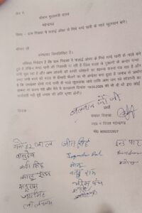 रवासा फ्लाईओवर के नीचे जमा गंदे पानी की समस्या को लेकर ज्ञापन सौंपते स्थानीय लोग।