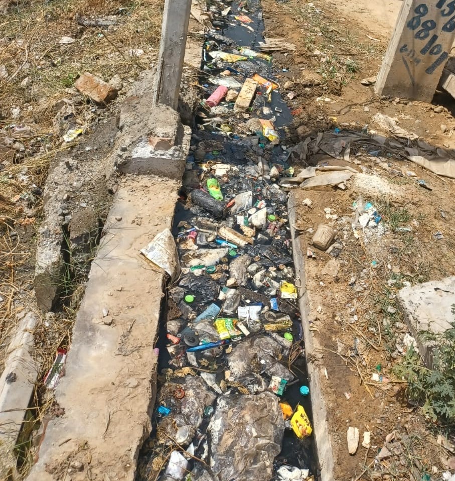 गंदे पानी और प्लास्टिक कचरे से अटा नाला, प्रशासन से कार्रवाई की मांग।