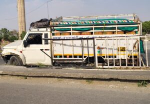 दौड़ती पिकअप का पिछला टायर निकला, हाईवे पर मची अफरा-तफरी, बड़ा हादसा टला।