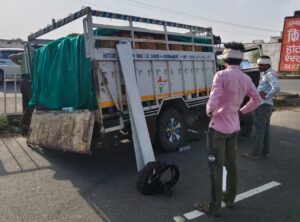 दौड़ती पिकअप का पिछला टायर निकला, हाईवे पर मची अफरा-तफरी, बड़ा हादसा टला।