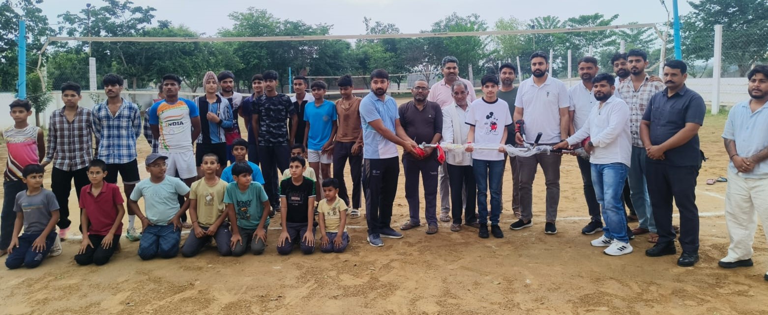 युवा सोच की मिसाल बने वंश पिलानिया, धोलेड़ा स्टेडियम को भेंट की ग्रास कटिंग मशीन