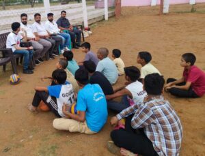 धोलेड़ा खेल मैदान में बच्चों को खेलों के प्रति प्रेरित करते सामाजिक कार्यकर्ता व ग्रामीण।