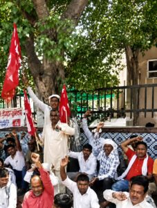 रोहतक में डीसी ऑफिस के बाहर अपनी मांगों को लेकर धरने पर बैठे ग्रामीण सफाई कर्मचारी।
