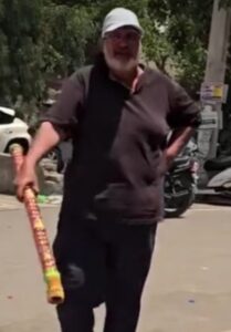 हिसार के सेक्टर-14 में अतिक्रमण हटाने के दौरान एसडीओ की ओर झाड़ू लेकर बढ़ता दुकानदार