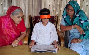 आंखों पर पट्टी बांधकर पढ़ने-लिखने की प्रतिभा दिखाती ताजपुर की छात्रा वंशिका।