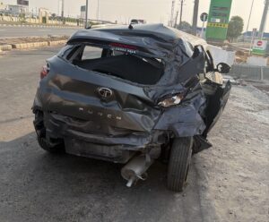 अटेली में डंपर की टक्कर के बाद क्षतिग्रस्त टाटा पंच कार और हादसे के बाद का दृश्य।