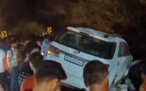 मौके पर मौजूद भीड़ व क्षतिग्रस्त गाड़ी