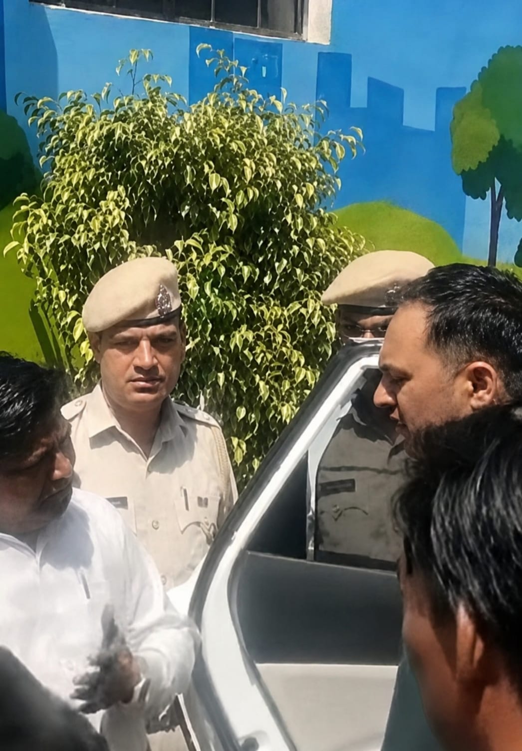 रोहतक नगर निगम कार्यालय में कर्मचारियों द्वारा ज्वाइंट कमिश्नर को हड़ताल का नोटिस सौंपते हुए दृश्य