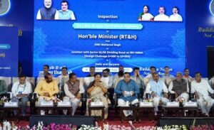 दिल्ली-एनसीआर हाईवे प्रोजेक्ट पर अधिकारियों के साथ बैठक करते केंद्रीय मंत्री