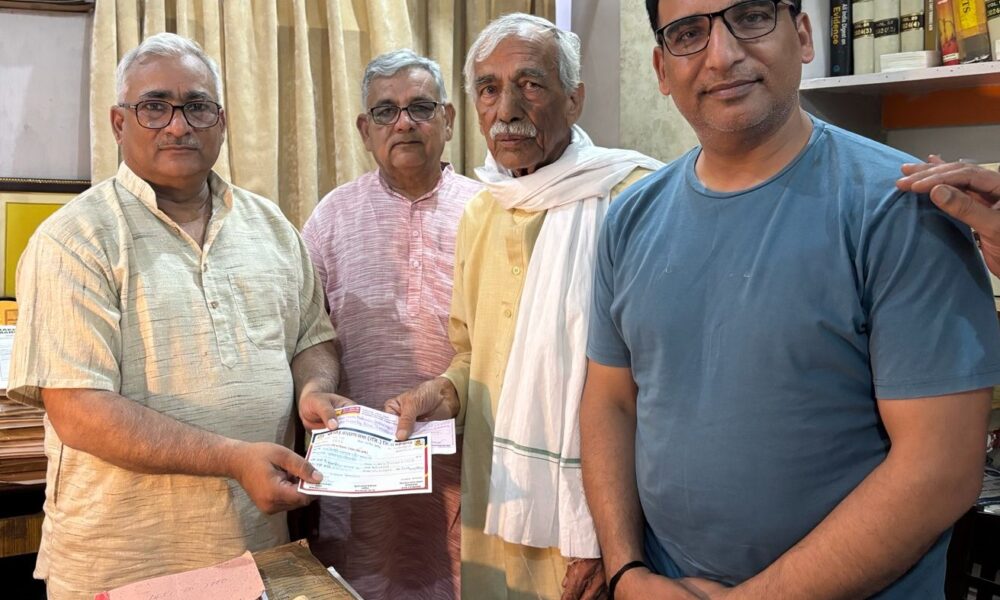 गौड़ ब्राह्मण सभा के प्रधान राकेश महता को पंडित विनोदी लाल शास्त्री एवं उनके पुत्र नीरज भवन निर्माण सहयोग हेतु 21 हजार रुपये की अनुदान राशि का चेक भेंट करते हुए।