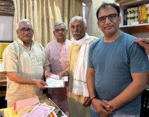 गौड़ ब्राह्मण सभा के प्रधान राकेश महता को पंडित विनोदी लाल शास्त्री एवं उनके पुत्र नीरज भवन निर्माण सहयोग हेतु 21 हजार रुपये की अनुदान राशि का चेक भेंट करते हुए।