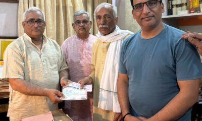 गौड़ ब्राह्मण सभा के प्रधान राकेश महता को पंडित विनोदी लाल शास्त्री एवं उनके पुत्र नीरज भवन निर्माण सहयोग हेतु 21 हजार रुपये की अनुदान राशि का चेक भेंट करते हुए।