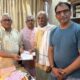 गौड़ ब्राह्मण सभा के प्रधान राकेश महता को पंडित विनोदी लाल शास्त्री एवं उनके पुत्र नीरज भवन निर्माण सहयोग हेतु 21 हजार रुपये की अनुदान राशि का चेक भेंट करते हुए।