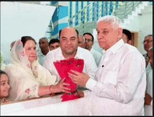 सतलोक आश्रम धनाना में रामपाल से मुलाकात के दौरान डॉ. नवजोत कौर सिद्धू फूल भेंट करते हुए
