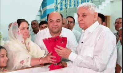 सतलोक आश्रम धनाना में रामपाल से मुलाकात के दौरान डॉ. नवजोत कौर सिद्धू फूल भेंट करते हुए