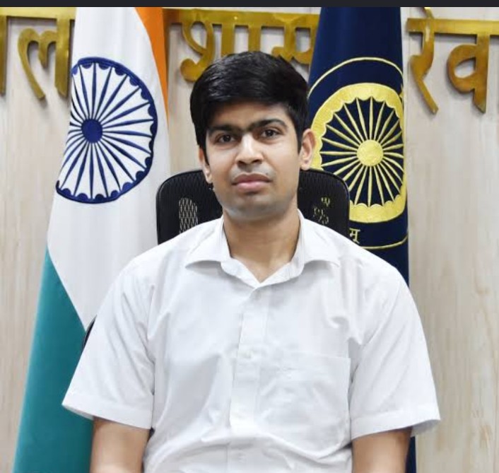 रेवाड़ी जिले के उपायुक्त (DC) अभिषेक मीना (IAS)