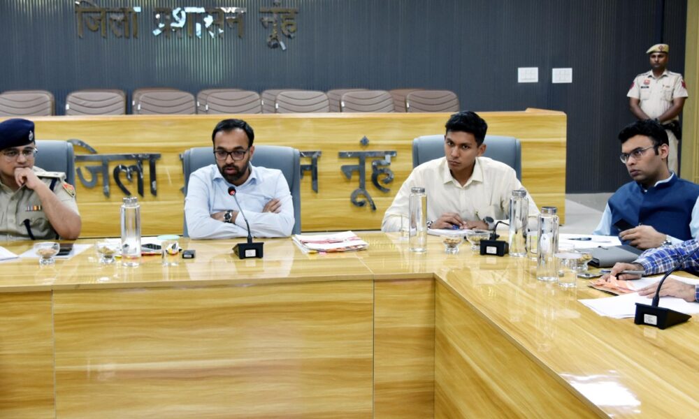 नूंह में सड़क सुरक्षा समिति की बैठक के दौरान अधिकारियों को दिशा-निर्देश देते उपायुक्त अखिल पिलानी।