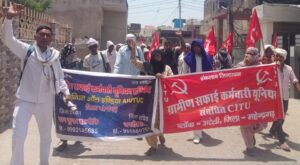 अटेली में ग्रामीण सफाई कर्मचारी प्रदर्शन करते हुए।