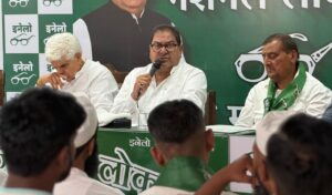 चंडीगढ़ में आयोजित बैठक के दौरान मीडिया से बातचीत करते इनेलो पदाधिकारी