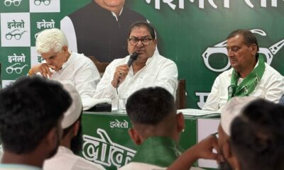 चंडीगढ़ में आयोजित बैठक के दौरान मीडिया से बातचीत करते इनेलो पदाधिकारी