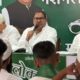 चंडीगढ़ में आयोजित बैठक के दौरान मीडिया से बातचीत करते इनेलो पदाधिकारी