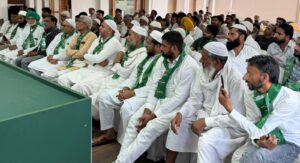 इनेलो मुख्यालय में आयोजित बैठक में मौजूद पार्टी पदाधिकारी और कार्यकर्ता