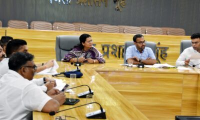 नूंह में आवारा पशुओं की समस्या को लेकर अधिकारियों के साथ बैठक करते उपायुक्त अखिल पिलानी।