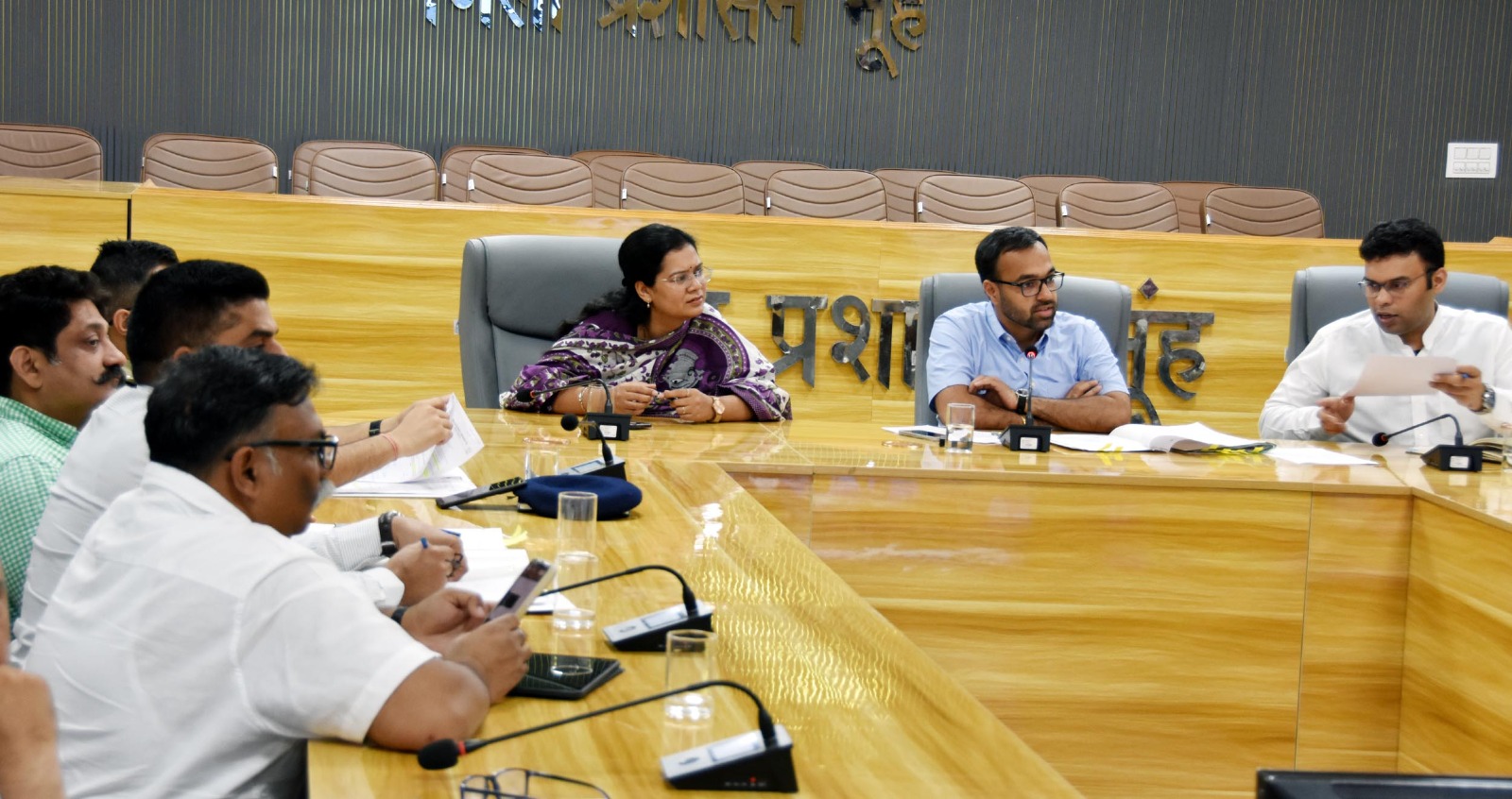 नूंह में आवारा पशुओं की समस्या को लेकर अधिकारियों के साथ बैठक करते उपायुक्त अखिल पिलानी।