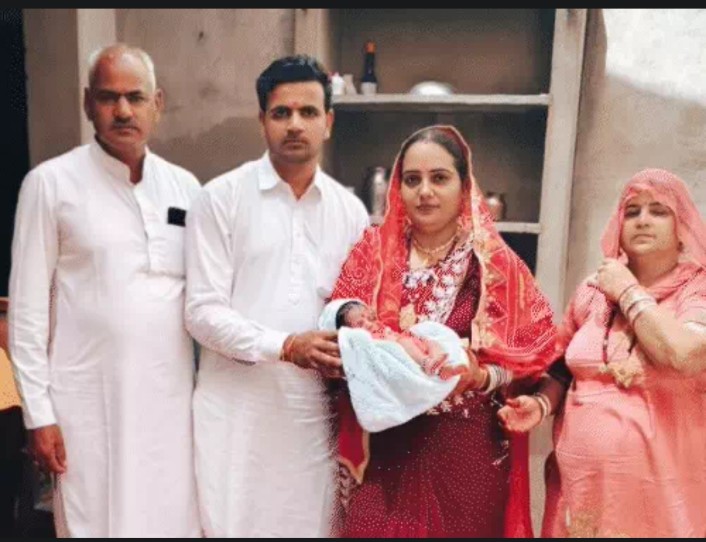 डबवाली के मुख्य लिपिक ओमप्रकाश बेटी को गोद लेने के बाद बेटे व पुत्रवधू के साथ।