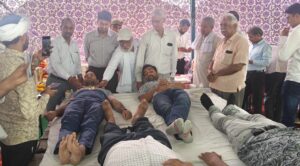 पीडब्ल्यूडी मैकेनिकल वर्कर्स यूनियन और गो सेवा मंडल के संयुक्त रक्तदान शिविर में भाग लेते रक्तदाता।