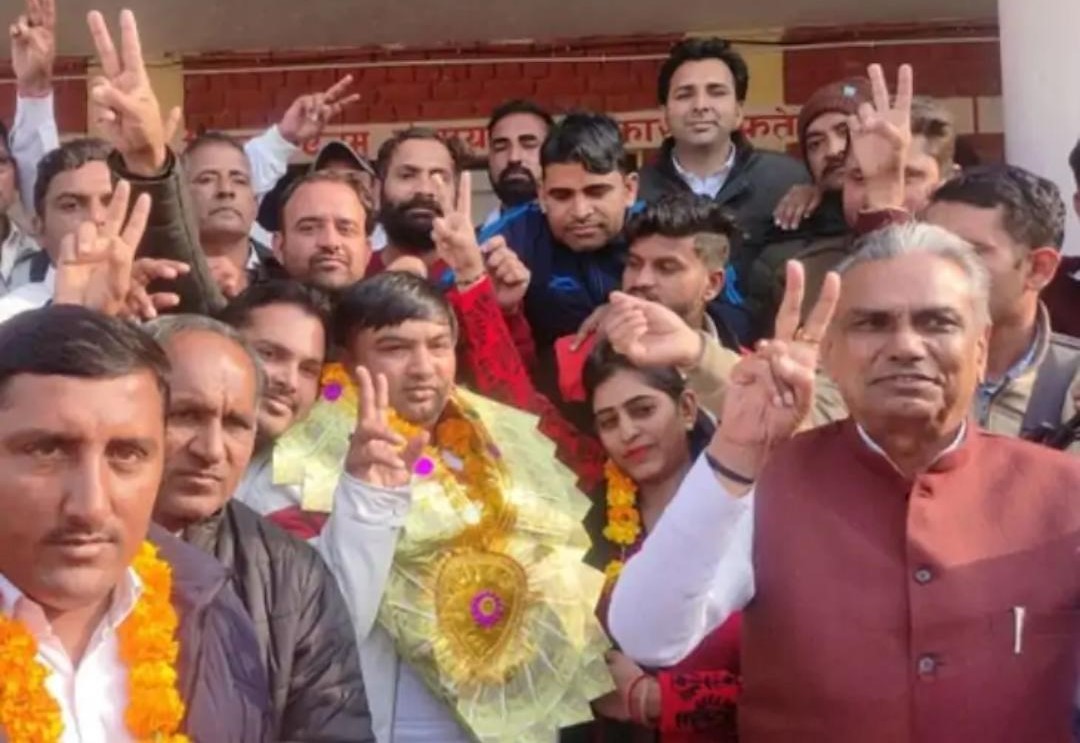 जनवरी 2023 में पूर्व विधायक दुड़ाराम के समर्थन से मदनलाल सर्वसम्मति से वाइस चेयरमैन चुने गए थे