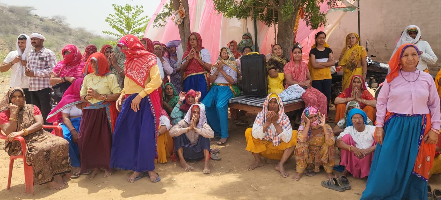 गुरु गोरखनाथ धाम कोरियावास में 84 धुनी तपस्या के दौरान साधना में लीन महंत राजेंद्र नाथ, दर्शन एवं परिक्रमा करते श्रद्धालु।