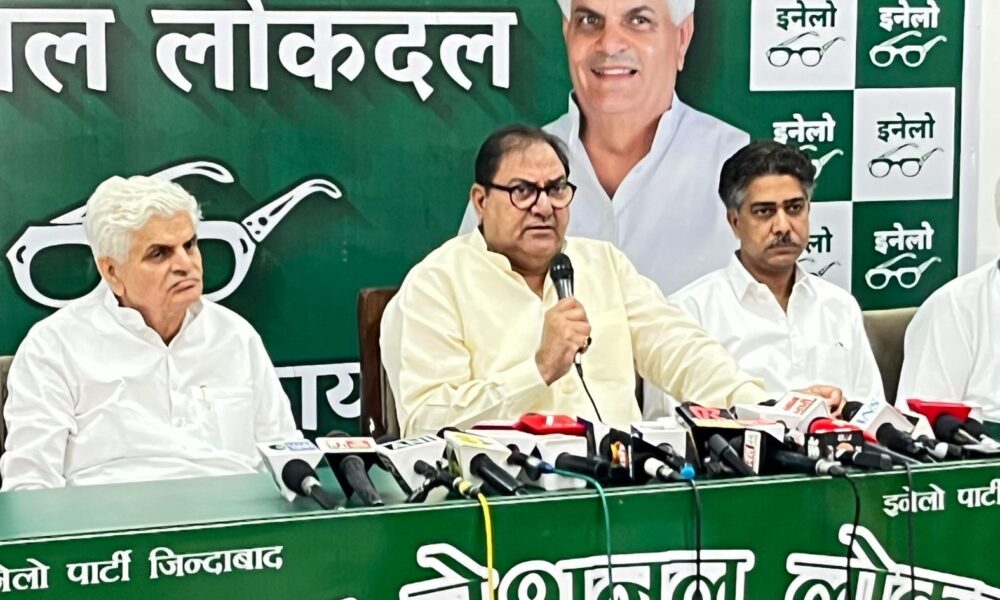 चंडीगढ़ में प्रेस वार्ता के दौरान मीडिया को संबोधित करते अभय सिंह चौटाला और रामपाल माजरा।