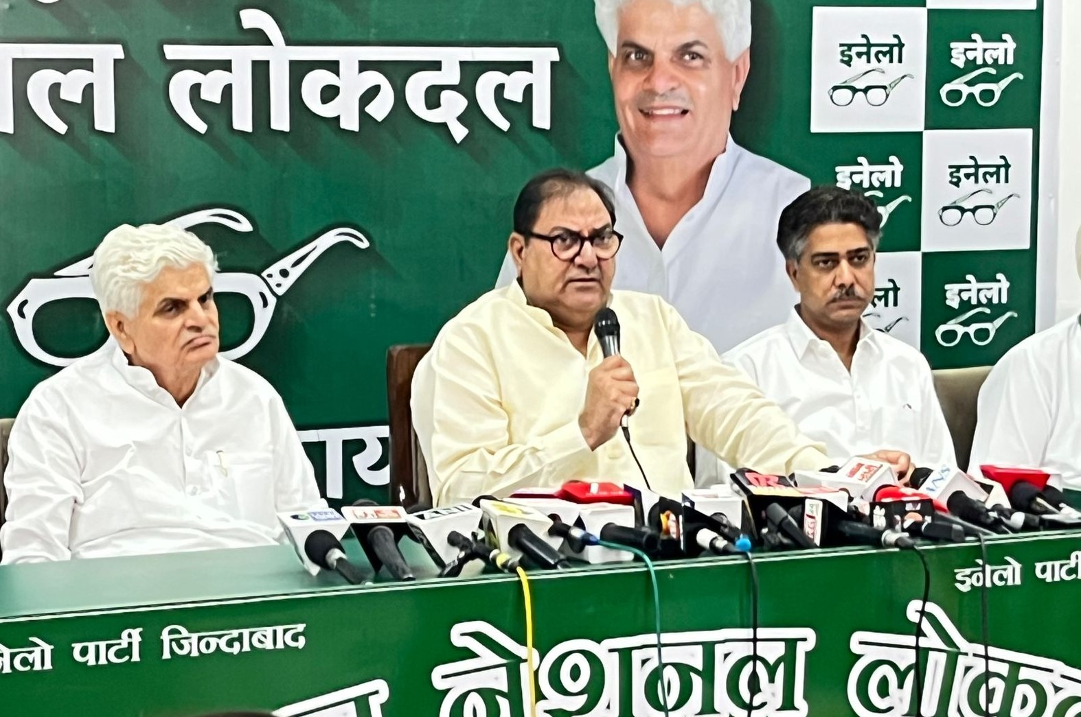 चंडीगढ़ में प्रेस वार्ता के दौरान मीडिया को संबोधित करते अभय सिंह चौटाला और रामपाल माजरा।