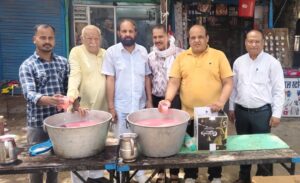नई मंडी नारनौल में आयोजित छबील के दौरान राहगीरों को मीठा शरबत और ठंडा पानी वितरित करते सामाजिक कार्यकर्ता।