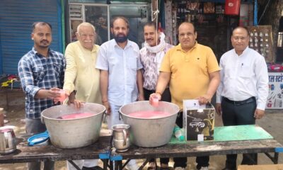 नई मंडी नारनौल में आयोजित छबील के दौरान राहगीरों को मीठा शरबत और ठंडा पानी वितरित करते सामाजिक कार्यकर्ता।