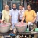 नई मंडी नारनौल में आयोजित छबील के दौरान राहगीरों को मीठा शरबत और ठंडा पानी वितरित करते सामाजिक कार्यकर्ता।