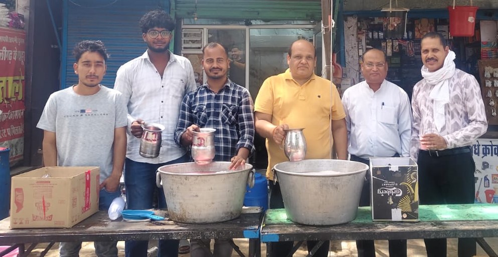 भीषण गर्मी के बीच जनसेवा की मिसाल पेश करते हुए लोगों को शीतल पेय पिलाते नेकी की दीवार हेल्प ग्रुप के सदस्य।