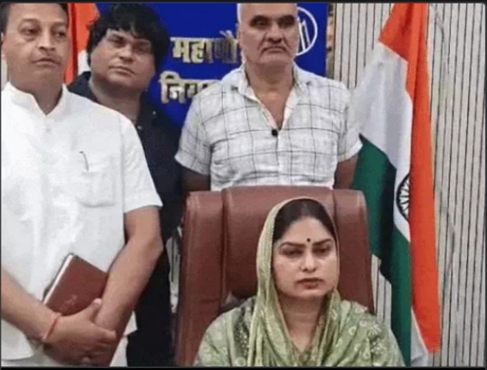 मानेसर में सफाई एजेंसी विवाद पर पार्षदों के साथ बैठक करती मेयर डॉ. इंद्रजीत यादव
