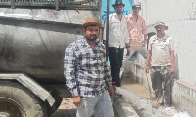 नांगल चौधरी में पशु-पक्षियों के लिए पानी की खेलियों में पानी भरवाते युवा साथी समूह और सामाजिक कार्यकर्ता।
