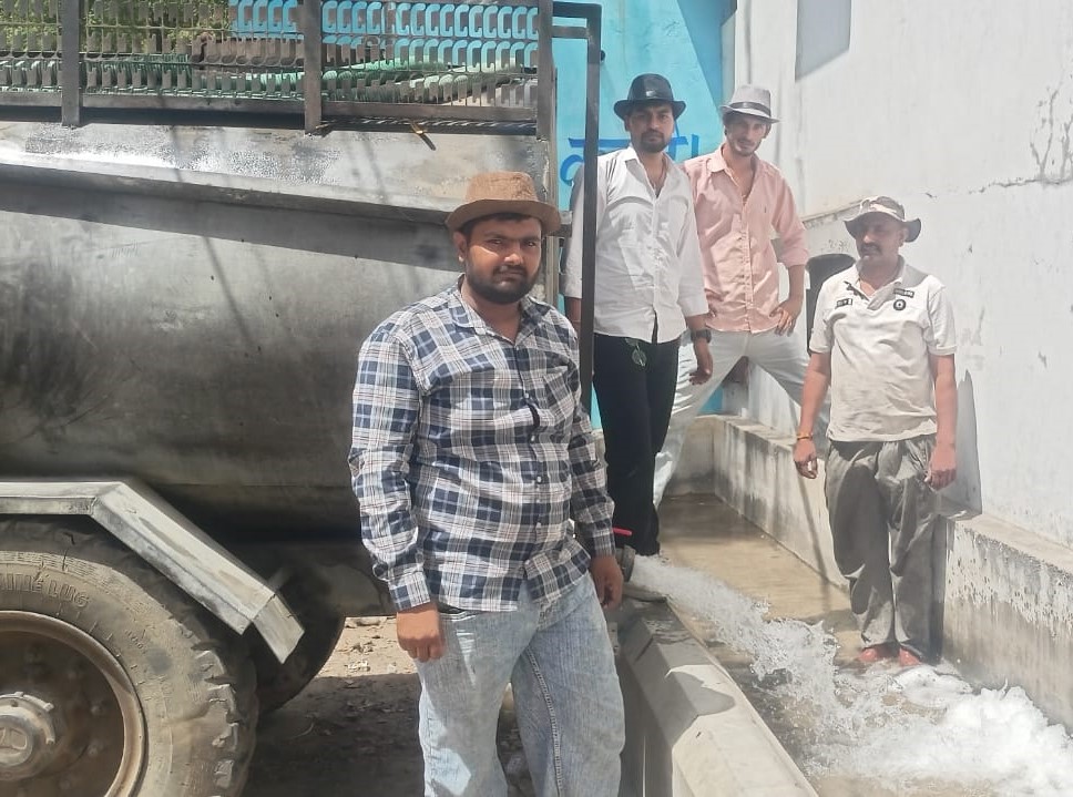 नांगल चौधरी में पशु-पक्षियों के लिए पानी की खेलियों में पानी भरवाते युवा साथी समूह और सामाजिक कार्यकर्ता।