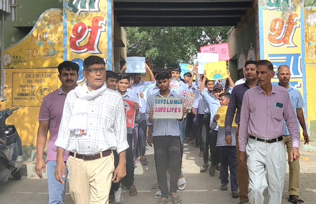 नशा मुक्ति जागरूकता रैली में भाग लेते राजकीय वरिष्ठ माध्यमिक विद्यालय कांटी के छात्र-छात्राएं।