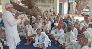 पंचायत को सम्बोधित करते बसपा नेता अतरलाल।
