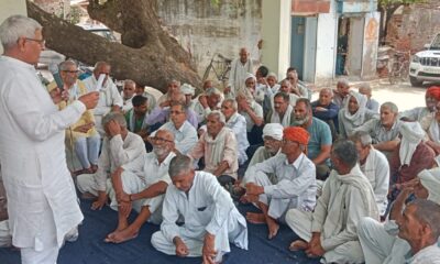 पंचायत को सम्बोधित करते बसपा नेता अतरलाल।
