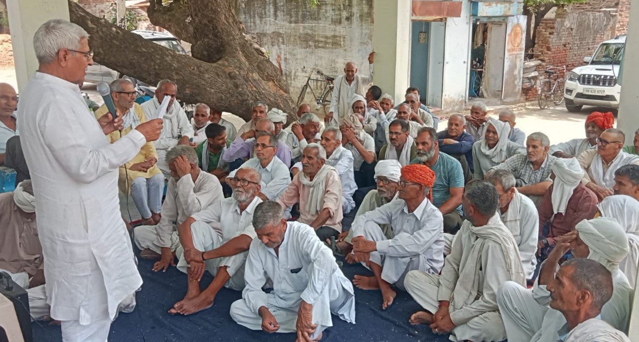 पंचायत को सम्बोधित करते बसपा नेता अतरलाल।