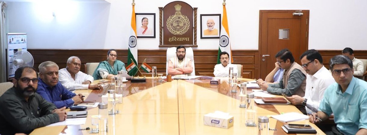 मुख्यमंत्री नायब सिंह सैनी के साथ बैठक में शहीद स्मारक के डिजाइन पर चर्चा करते हुए कैबिनेट मंत्री राव नरबीरव अन्य मंत्री।