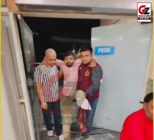 मुठभेड़ के बाद गिरफ्तार वांछित बदमाश संदीप उर्फ चेंटा, मौके से बरामद पिस्टल और मोटरसाइकिल के साथ पुलिस टीम।