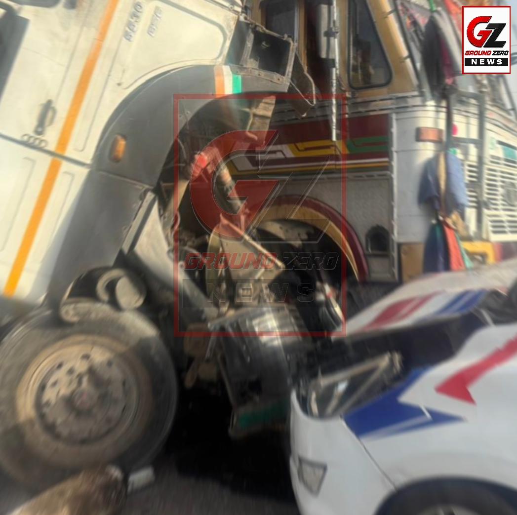 तेज रफ्तार डंपर की टक्कर से क्षतिग्रस्त पुलिस वाहन, हादसे में कांस्टेबल बलवान ने गंवाई जान।