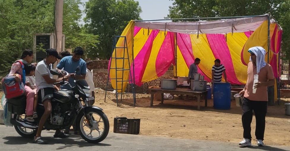 कोरियावास में युवाओं ने लगाई छबील, भीषण गर्मी में राहगीरों को पिलाया ठंडा मीठा पानी